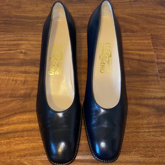 Salvatore Ferragamo Women’s Block Heels Navy Blue Detail Around Toe Size 9.5 - Picture 6 of 9